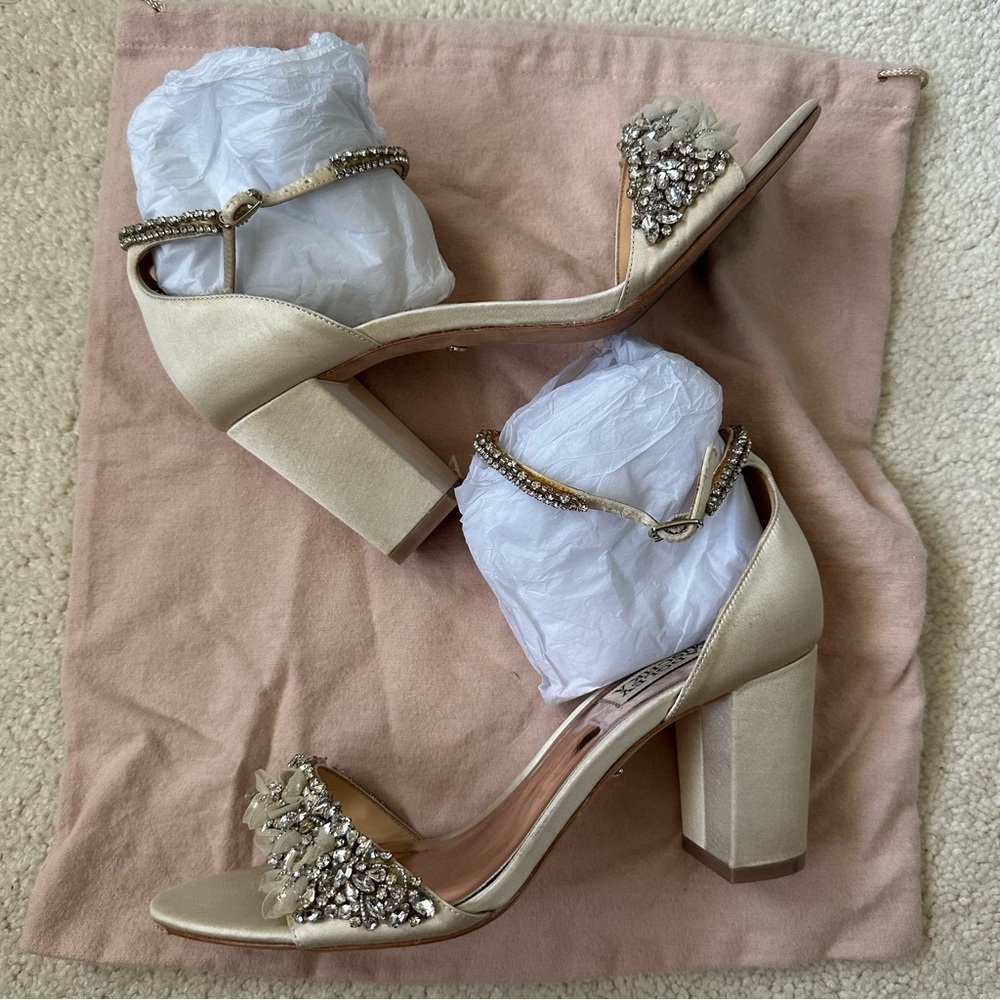 Badgley Mischka Finesse Heels Sandals Wedding Ivory Satin Size 8